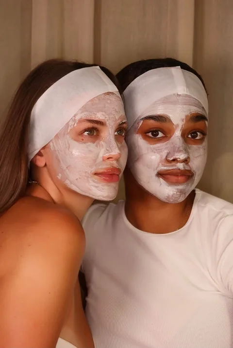 Zwei Kundinnen mit Gesichtsmasken im Studio